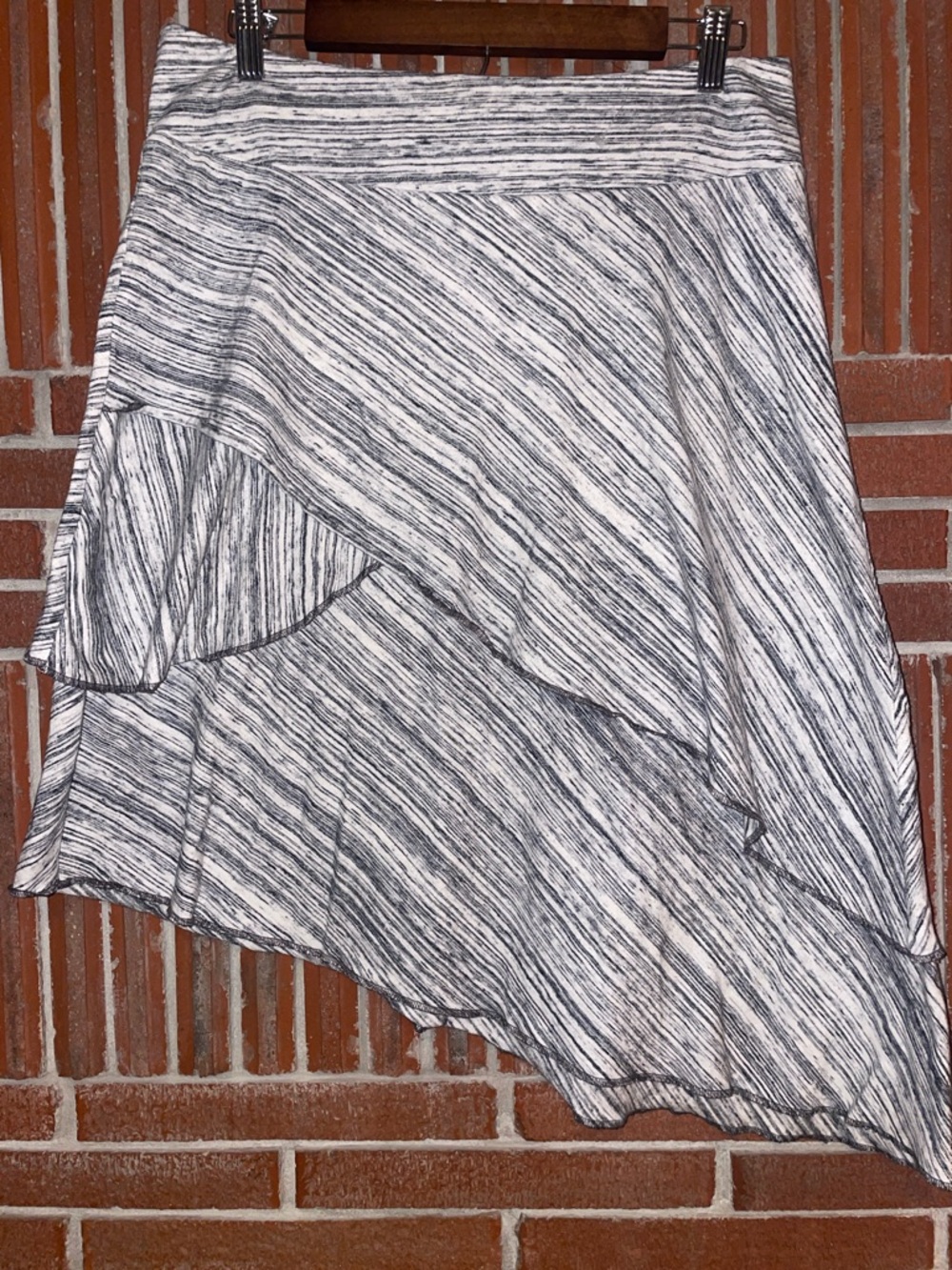 Kuhl Women’s Ventura layered asymmetrical skirt size medium.